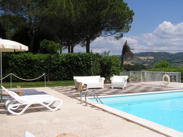 Il solarium accanto alla piscina