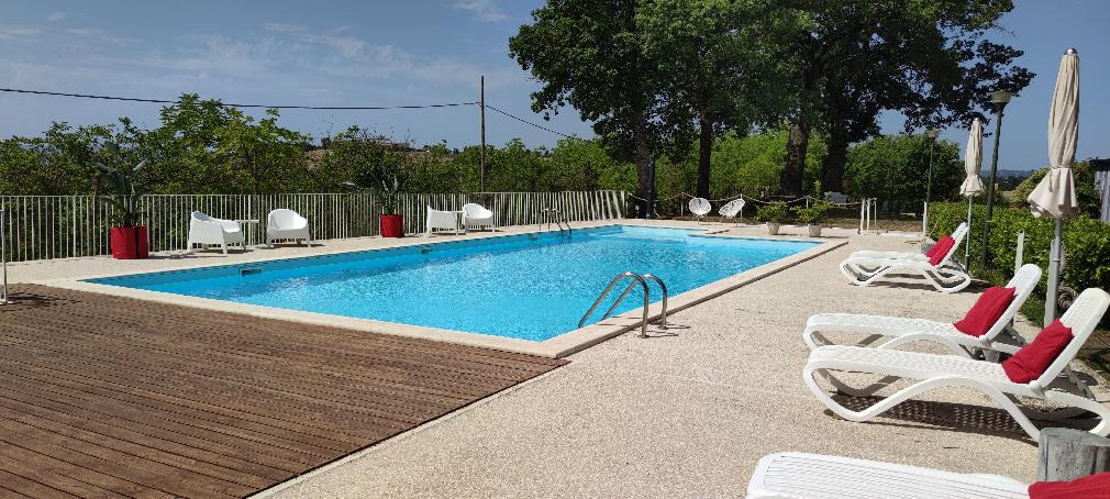 Il solarium accanto alla piscina